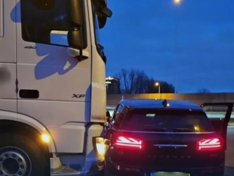 Auto belandt pal voor vrachtwagen